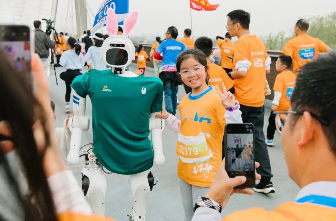 科技赋能 燃动赛道丨研究院“青龙Lite”亮相龙游马拉松