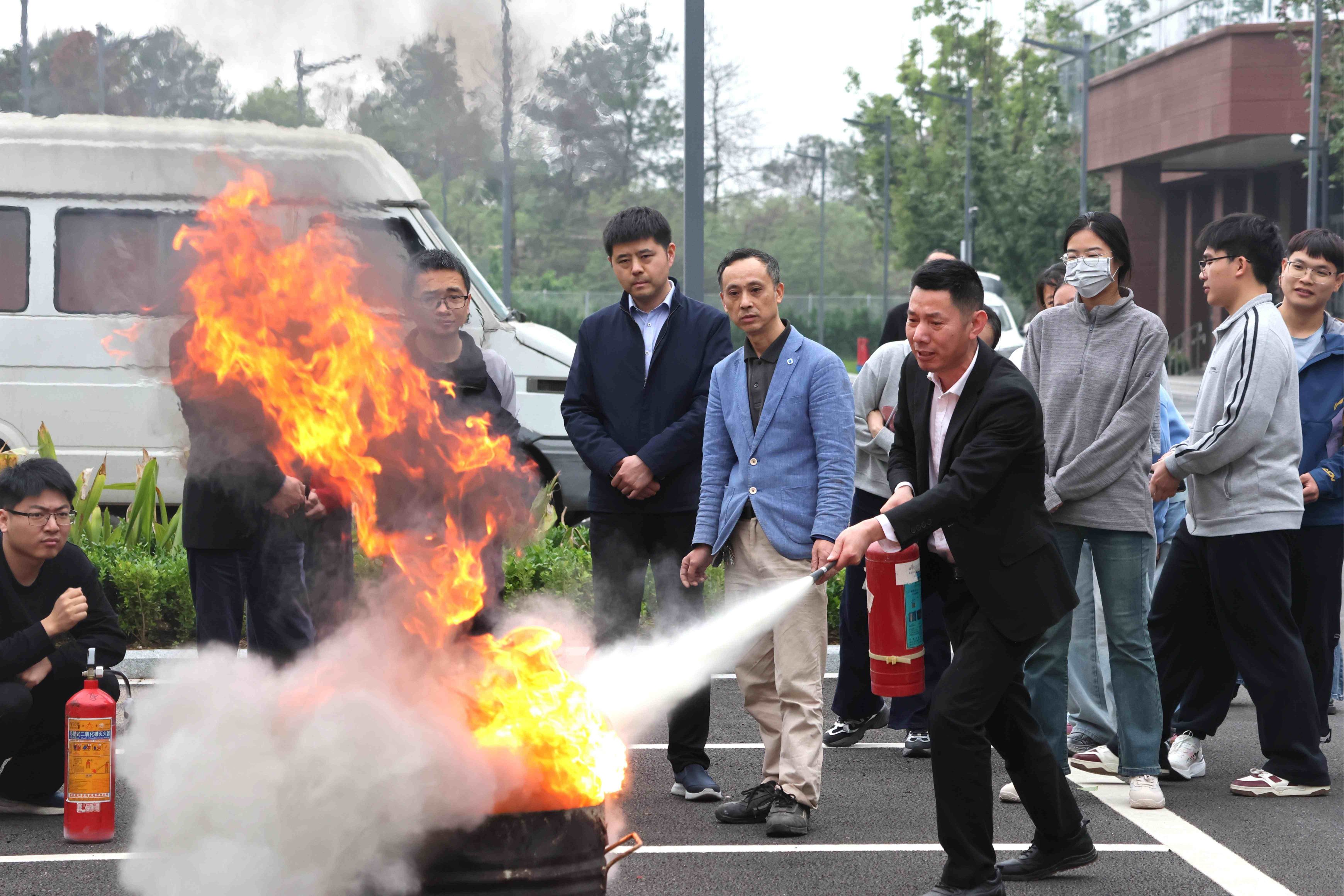 以练筑防  护研安行丨研究院开展实验室消防安全演练